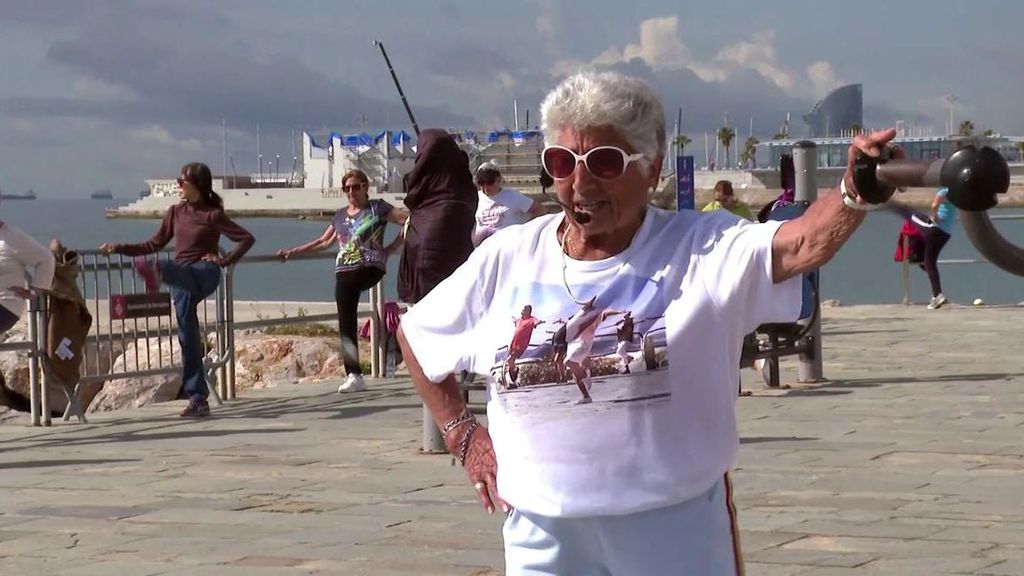 Bárbara, a sus 88 años da clases de gimnasia gratis cada día en Barcelona: "El mejor precio es que estén felices"