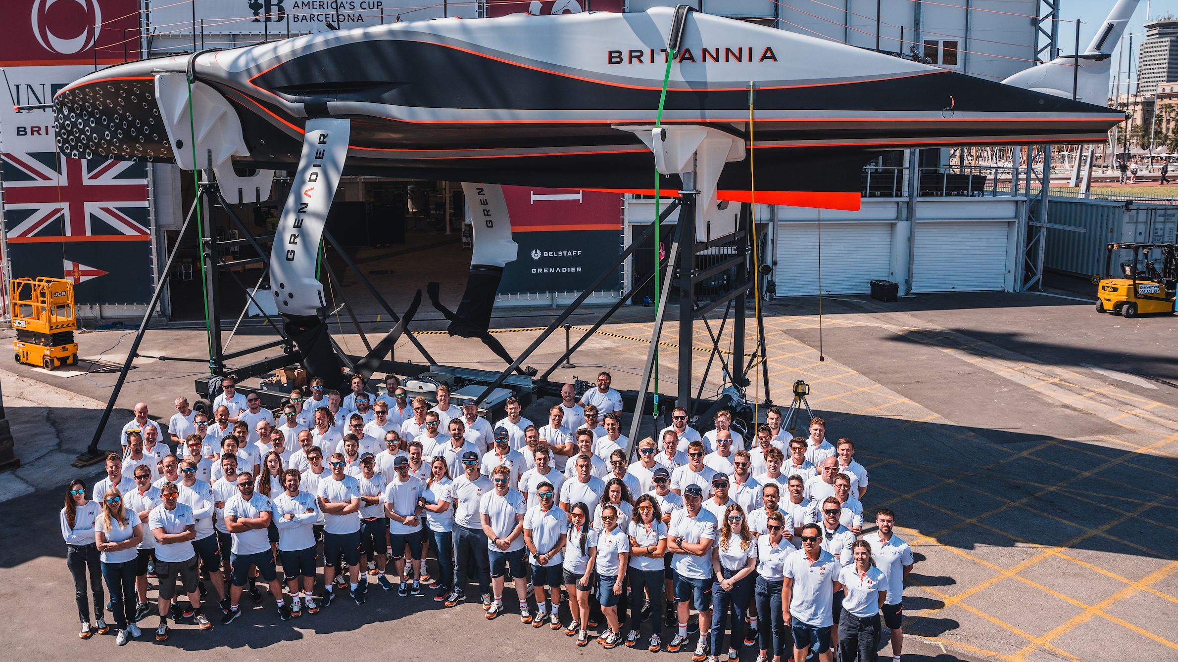 El equipo del Ineos Britannia posa junto a su barco