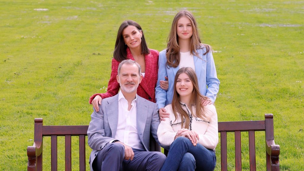 El posado de la Familia Real por el 20 aniversario de la boda de Felipe y Letizia