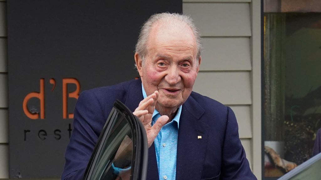 El rey Juan Carlos saliendo de una marisquería en Galicia