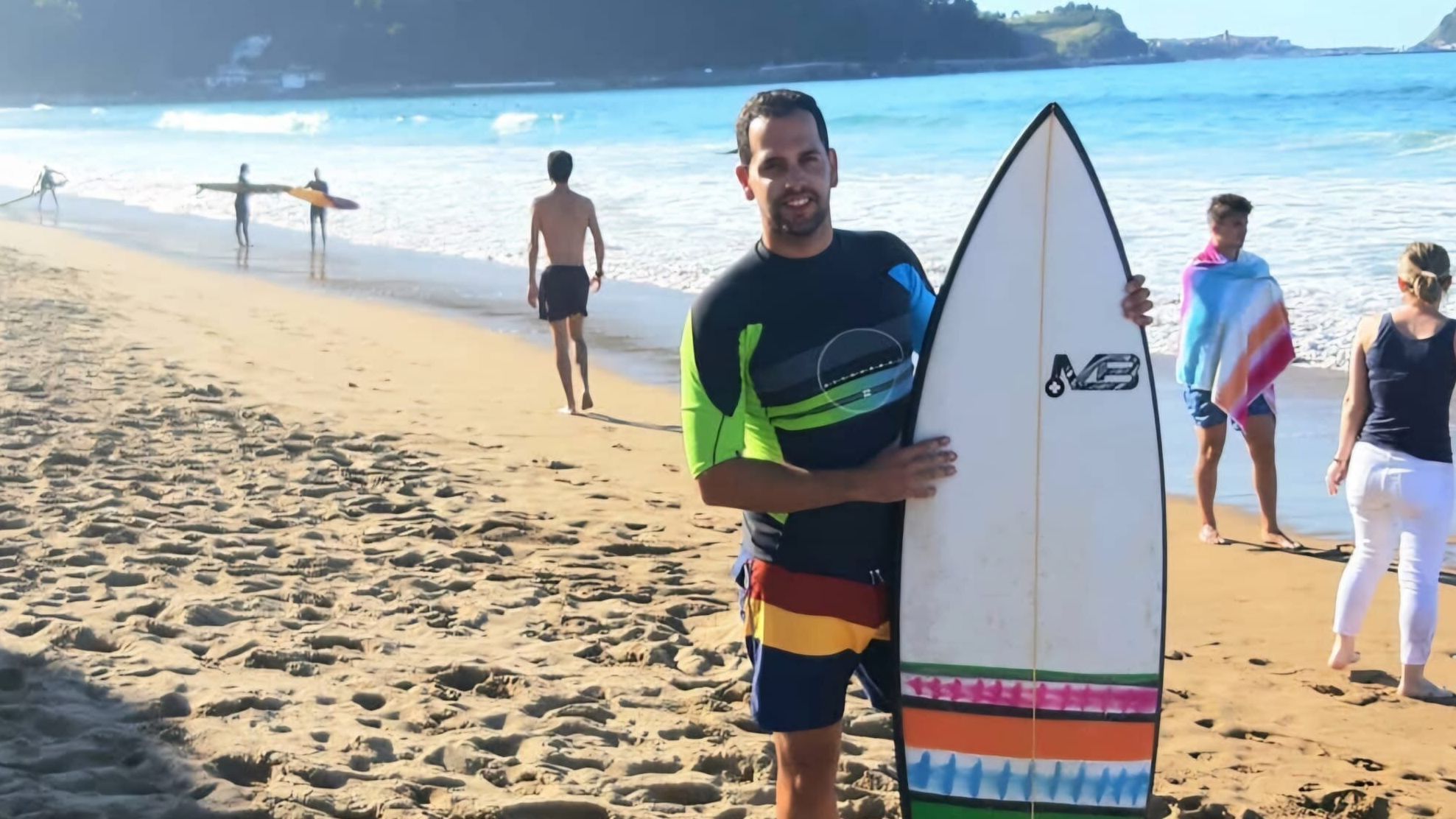 Este miembro de la Policía Nacional lleva 5 años en Donostua y 11 practicando surf