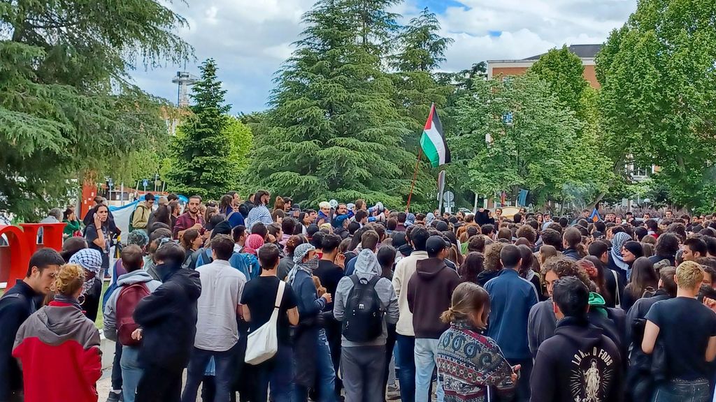 Estudiantes de la acampada pro Palestina entran en el edificio donde están reunidos los vicerrectores