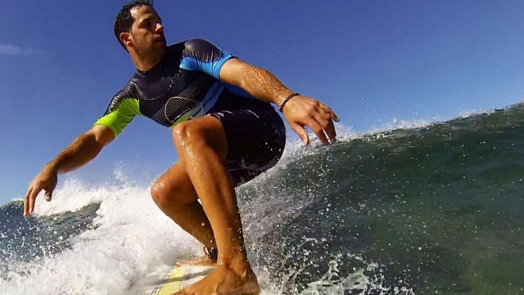 Ignacio Bedoya estaba fuera de servicio practicando surf cuando vio a los bañistas en apuros