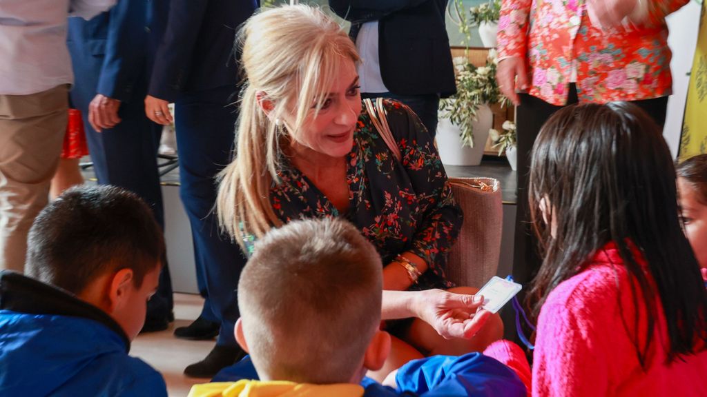 La consejera Patricia del Pozo con alumnas en Chiclana de la Frontera, Cádiz