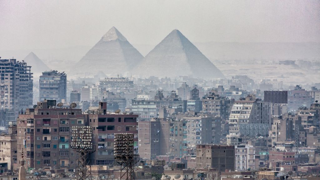 Las pirámides de Guiza vistas desde la ciudad contemporánea.