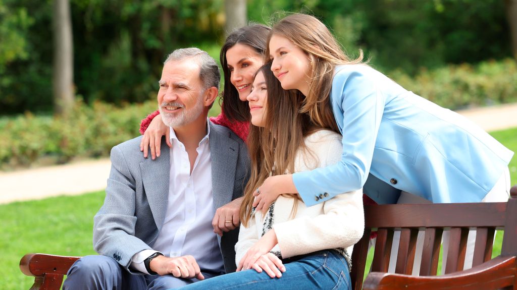 Los Reyes Felipe y Letizia posan con sus hijas por el 20 aniversario de su boda