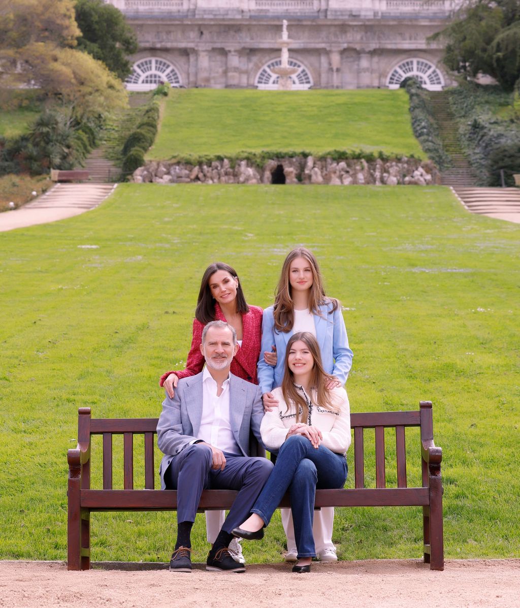 Posado oficial de la Familia Real española por el 20 aniversario de la boda de Don Felipe y Doña Letizia