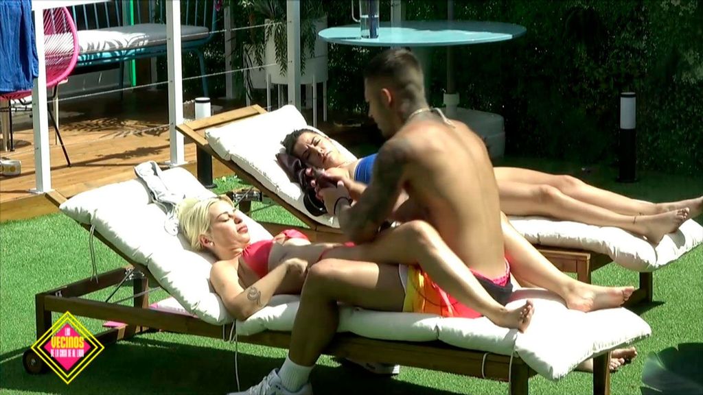 Nuevo acercamiento entre Gabriela y Álex al sol: "Échame crema y dame un masajito" Los vecinos de la casa de al lado Temporada 1 Top Vídeos 213