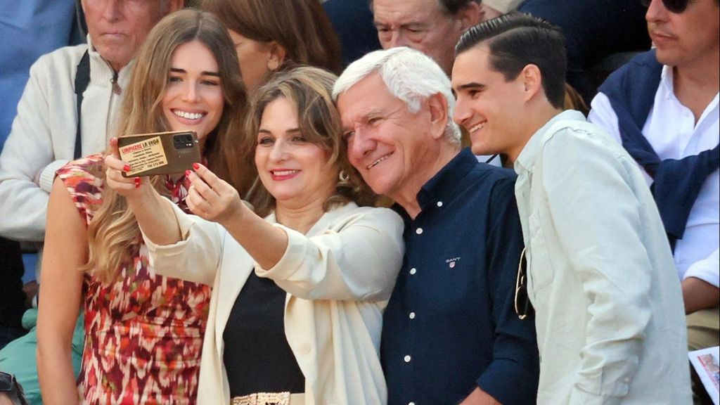 Ana Soria, sus padres y su hermano viendo a Enrique Ponce torear en Nimes