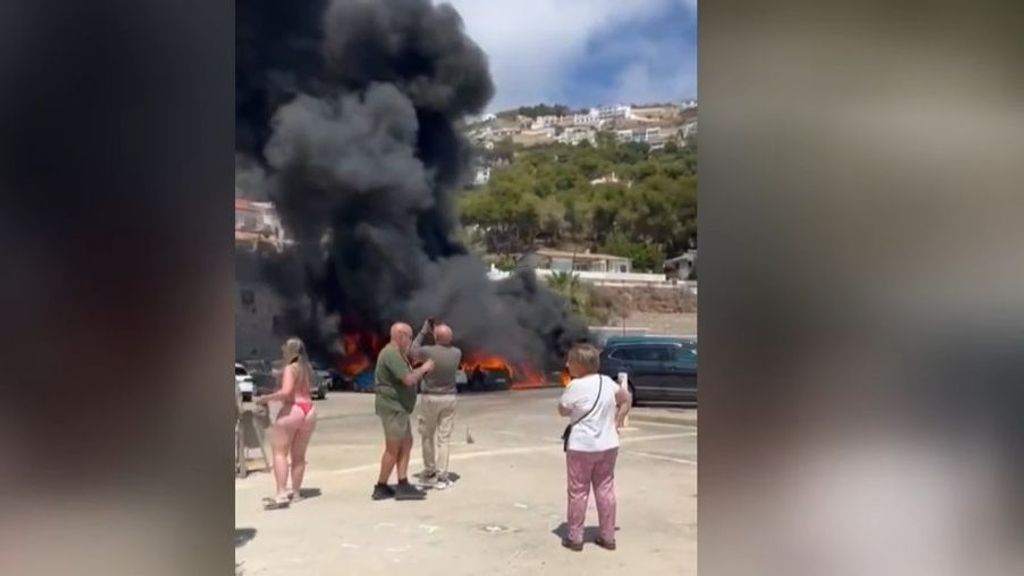 Aparatoso incendio en el puerto de Jávea, Alicante: han ardido diez vehículos