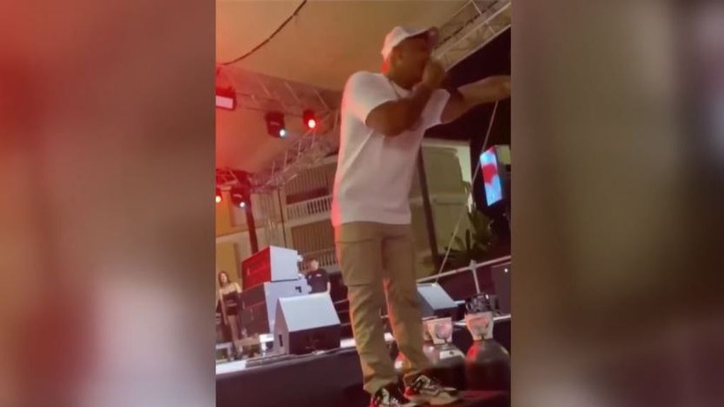 Henry Méndez detiene su concierto para defender a puñetazos a una mujer agredida