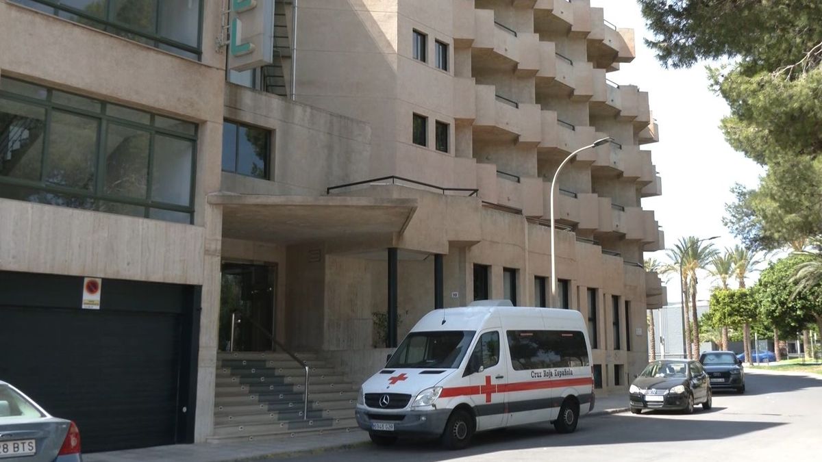 Hotel en El Ejido, Almería, y vehículo de Cruz Roja delante