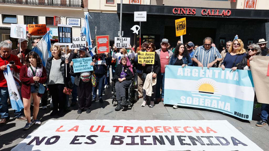 Unas 200 personas se manifiestan en Madrid contra Javier Milei y el "cónclave fascista" de Vox