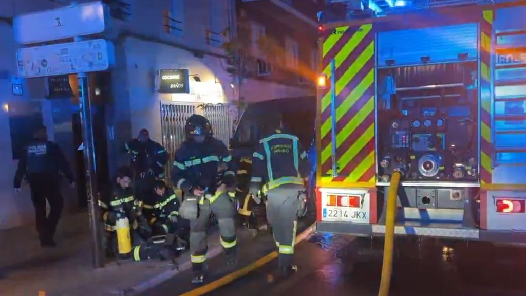 Bomberos en el lugar de un incendio en Arganzuela en Madrid