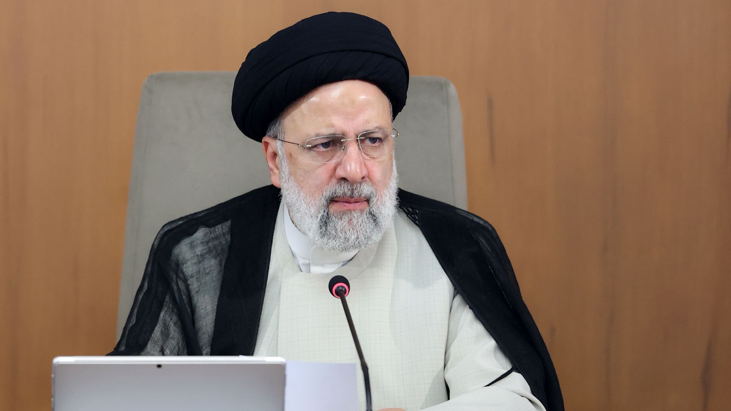 El presidente de Irán, Ebrahim Raisi, en paradero desconocido tras estrellarse su helicóptero