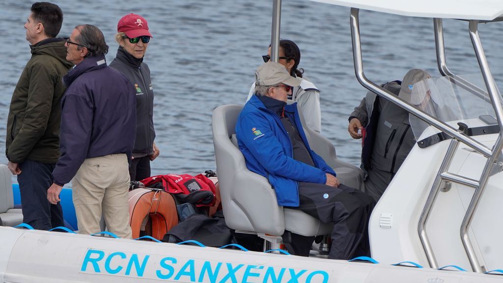 Juan Carlos I junto a su hija Infanta Elena en una zódiac navegando en Sanxenxo, Pontevedra