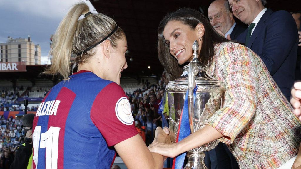 Letizia junto a Alexia Putellas.