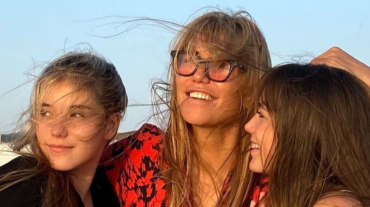 Raquel Meroño junto a sus dos hijas.