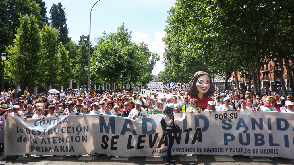 Una nueva protesta sanitaria recorre Madrid contra la gestión de Ayuso: "Sanidad de calidad, eso sí es libertad"