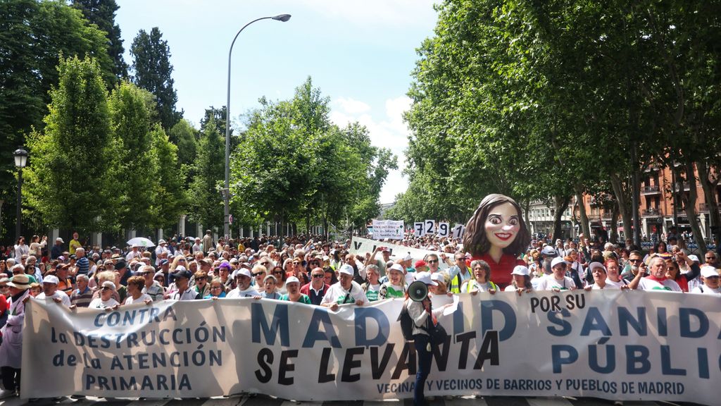 Una nueva protesta sanitaria recorre Madrid contra la gestión de Ayuso: "Sanidad de calidad, eso sí es libertad"