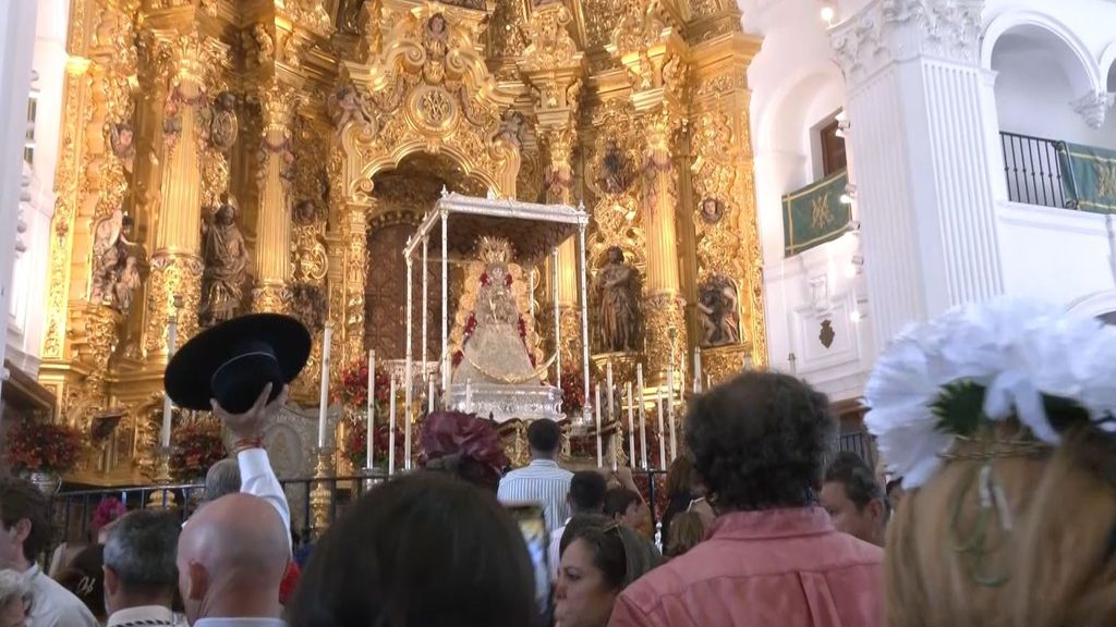 Virgen del Rocío y fieles frente a ella en la ermita