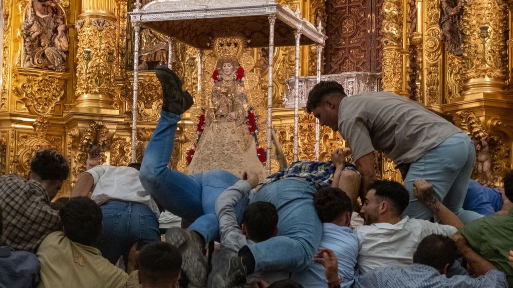 Almonteños saltan la reja en la ermita del Rocío para honrar a la Virgen