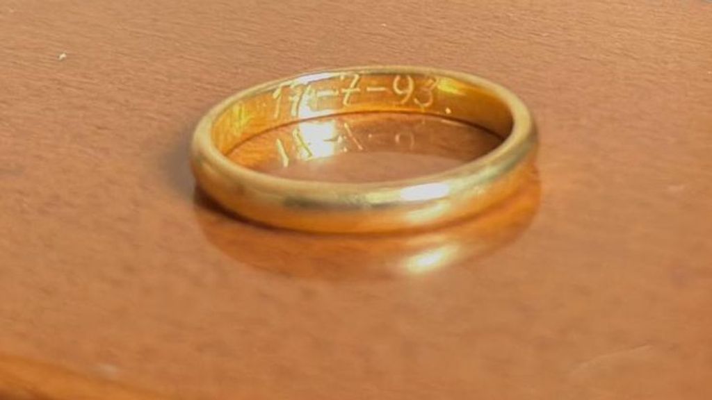 El anillo tenía la inscripción: "Toni 17-7-93"