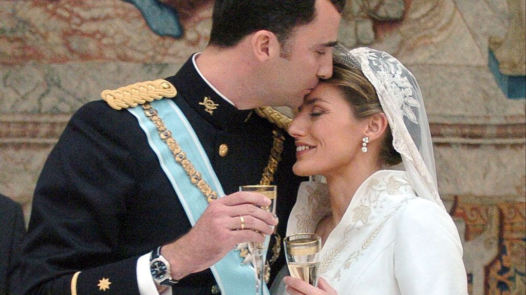 El analista de expresión y lenguaje, Julio García Gómez, ha descrito las claves de la boda de Felipe y Letizia, veinte años después