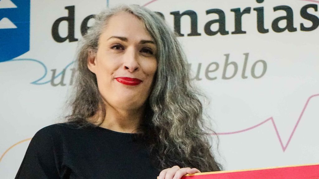 La artista Roberta Marrero, recibiendo el diploma por El Día de la Escritora