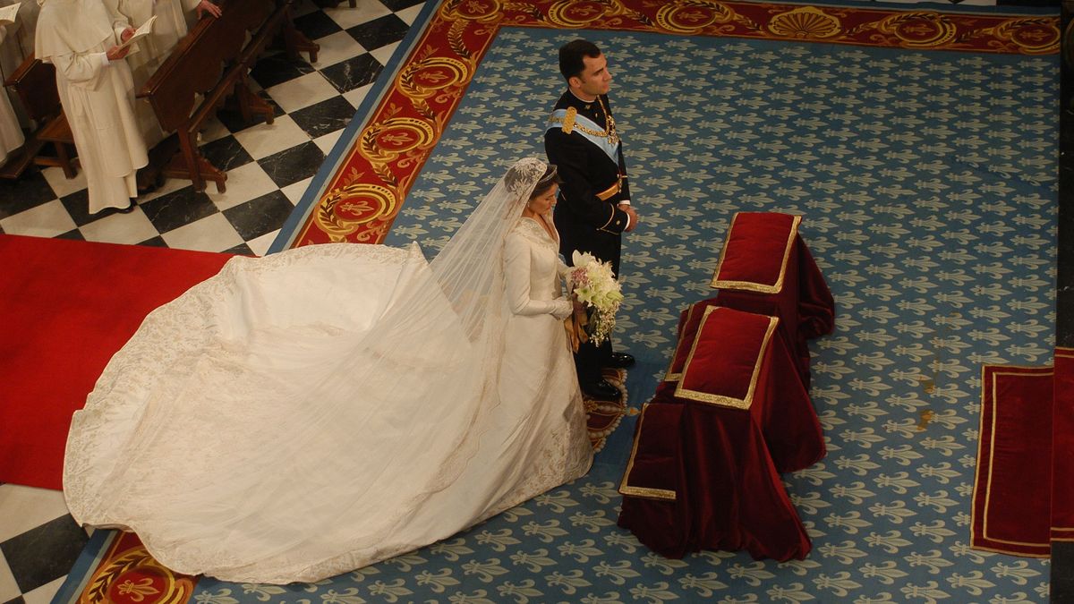 Los Reyes, Felipe y Letizia, frente al altar de La Almudena