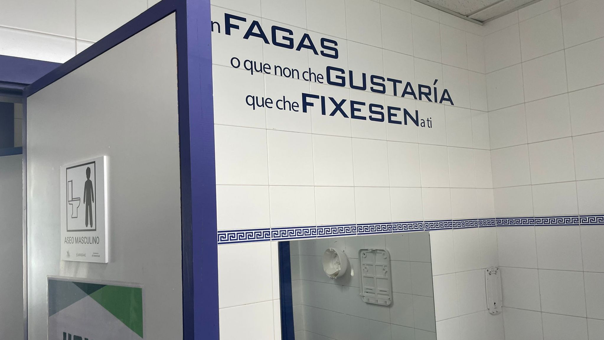 "No hagas lo que no te gustaría que te hiciesen a ti", reza este mensaje en un aseo del IES Cacheiras