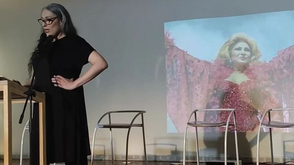 Roberta Marrero, recitando en el Museo Reina Sofía