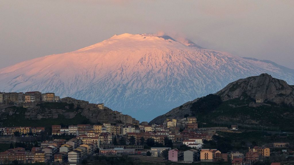 Troina, con una impresionate vista del monte Etna de fondo.