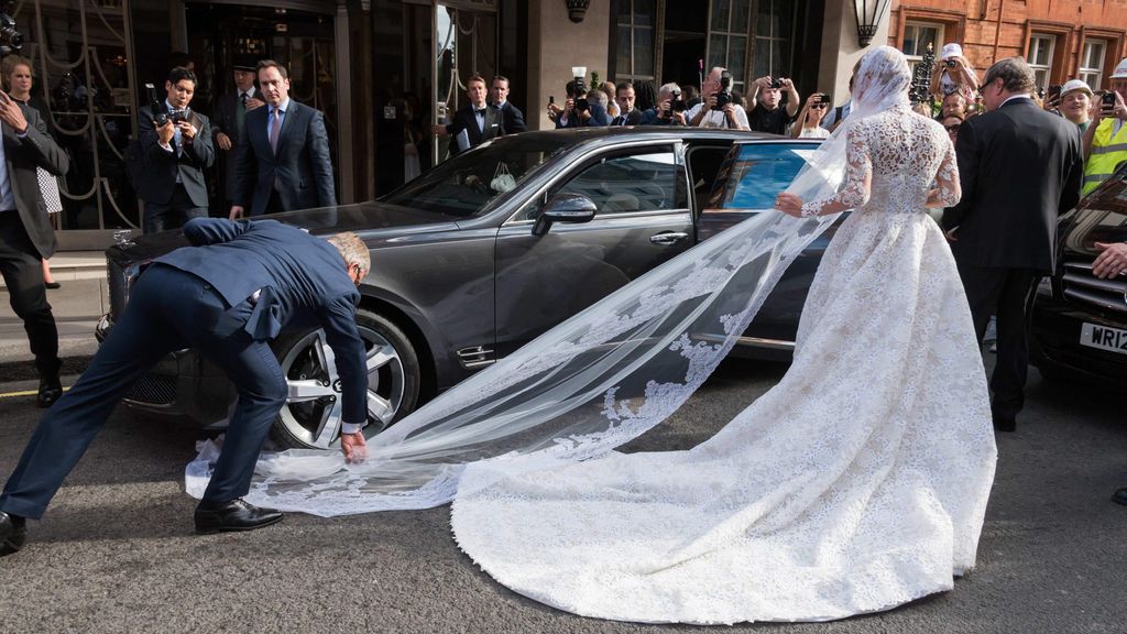 El vestido de la novia enganchado en el coche. FUENTE: Cordonpress