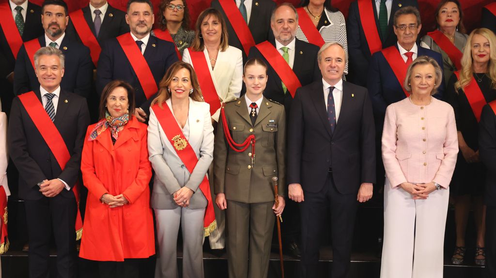 Foto de familia tras la entrega de la Medalla de Aragón a la Princesa Leonor en Zaragoza, a 21 de mayo.