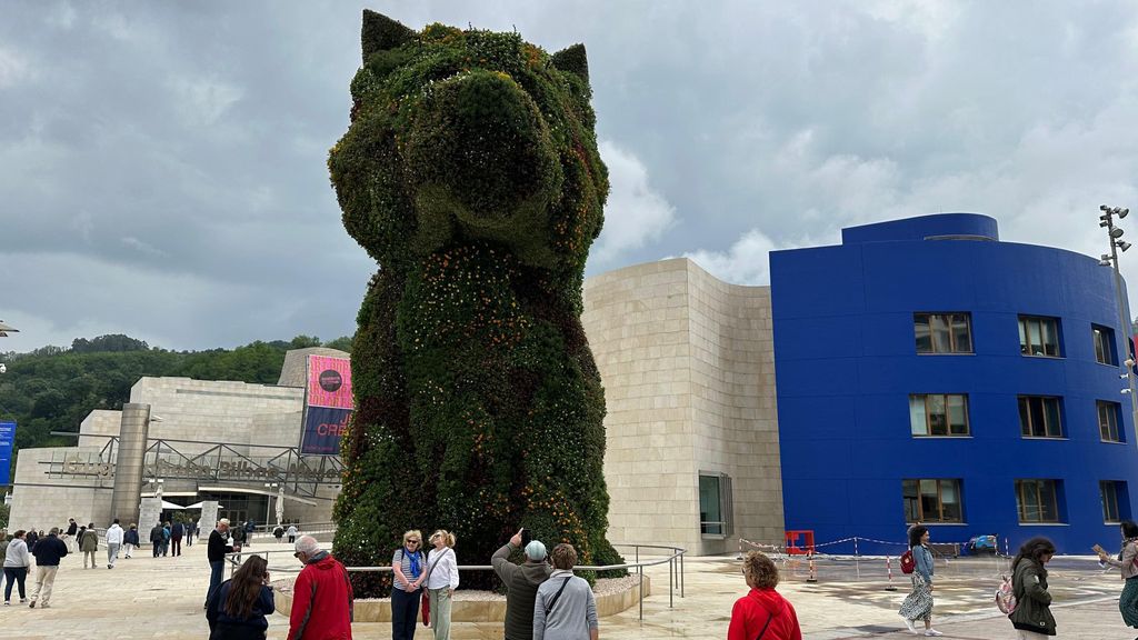 La escultura floral de Jeff Koons lleva 27 años guardando el Museo Guggenheim Bilbao