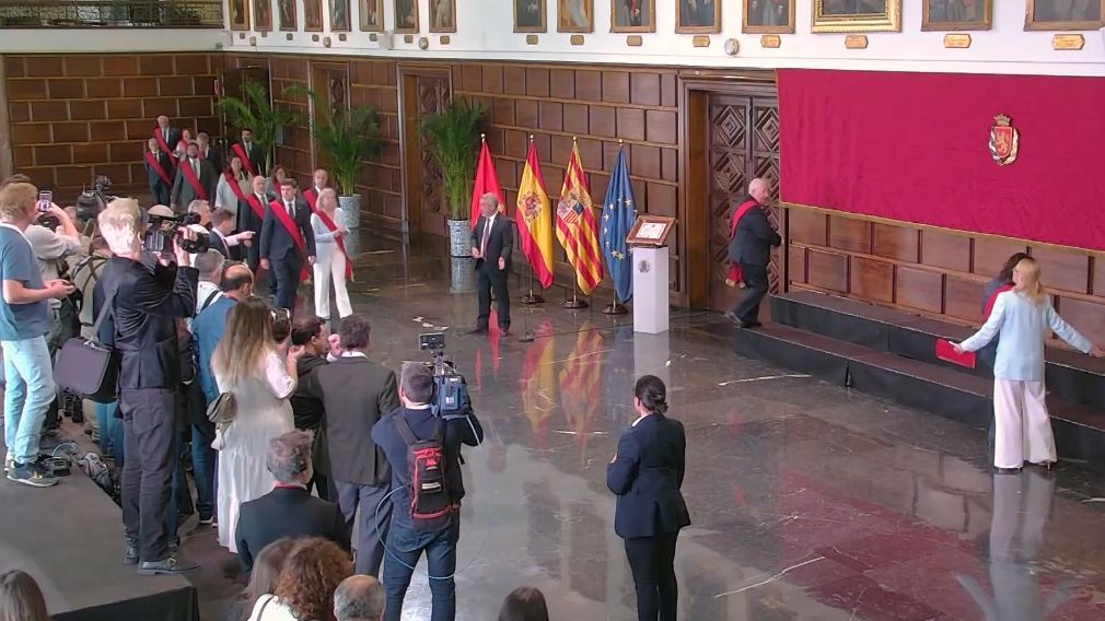 La prensa espera expectante su llegada