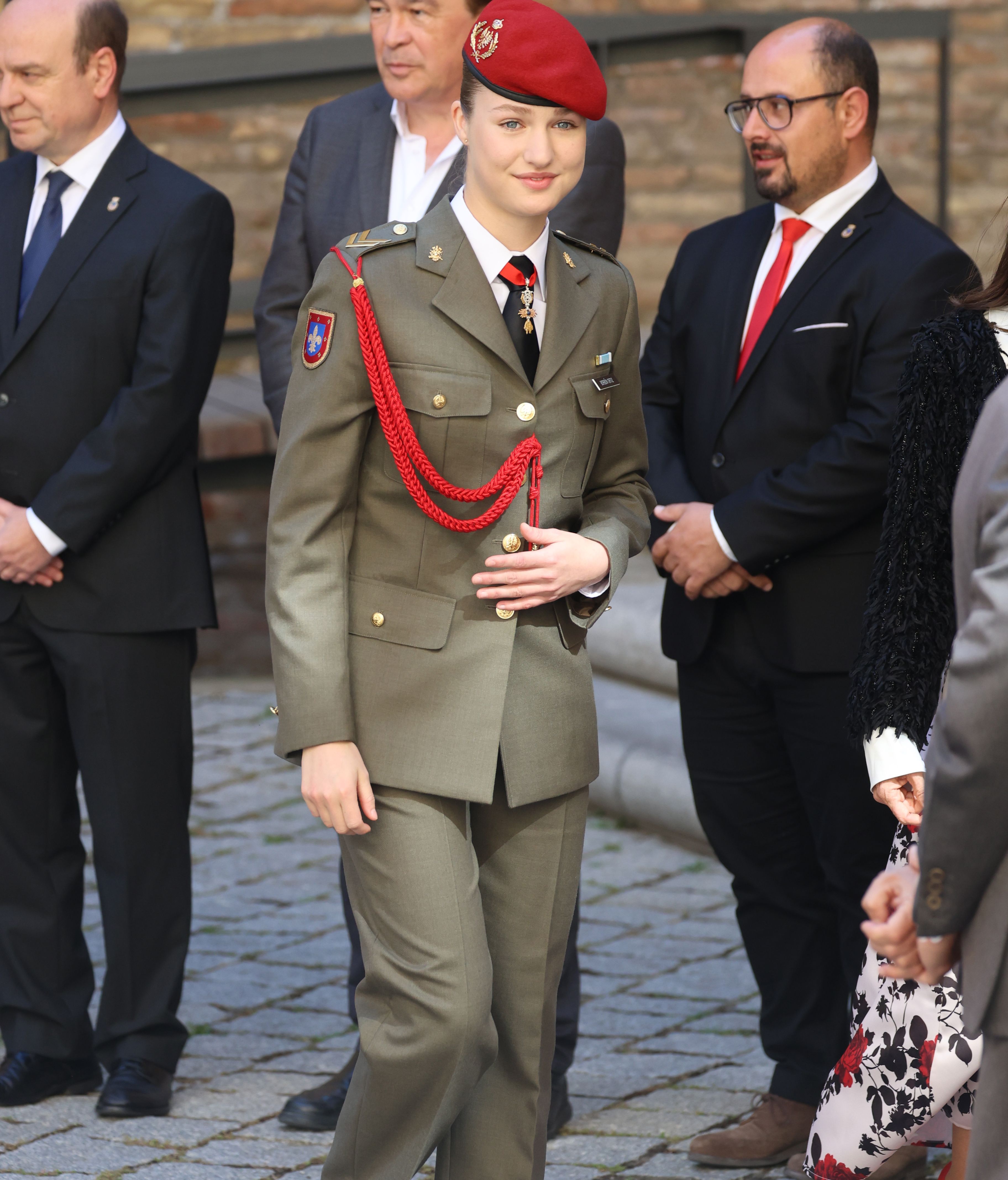 La princesa, con el traje militar de cadete