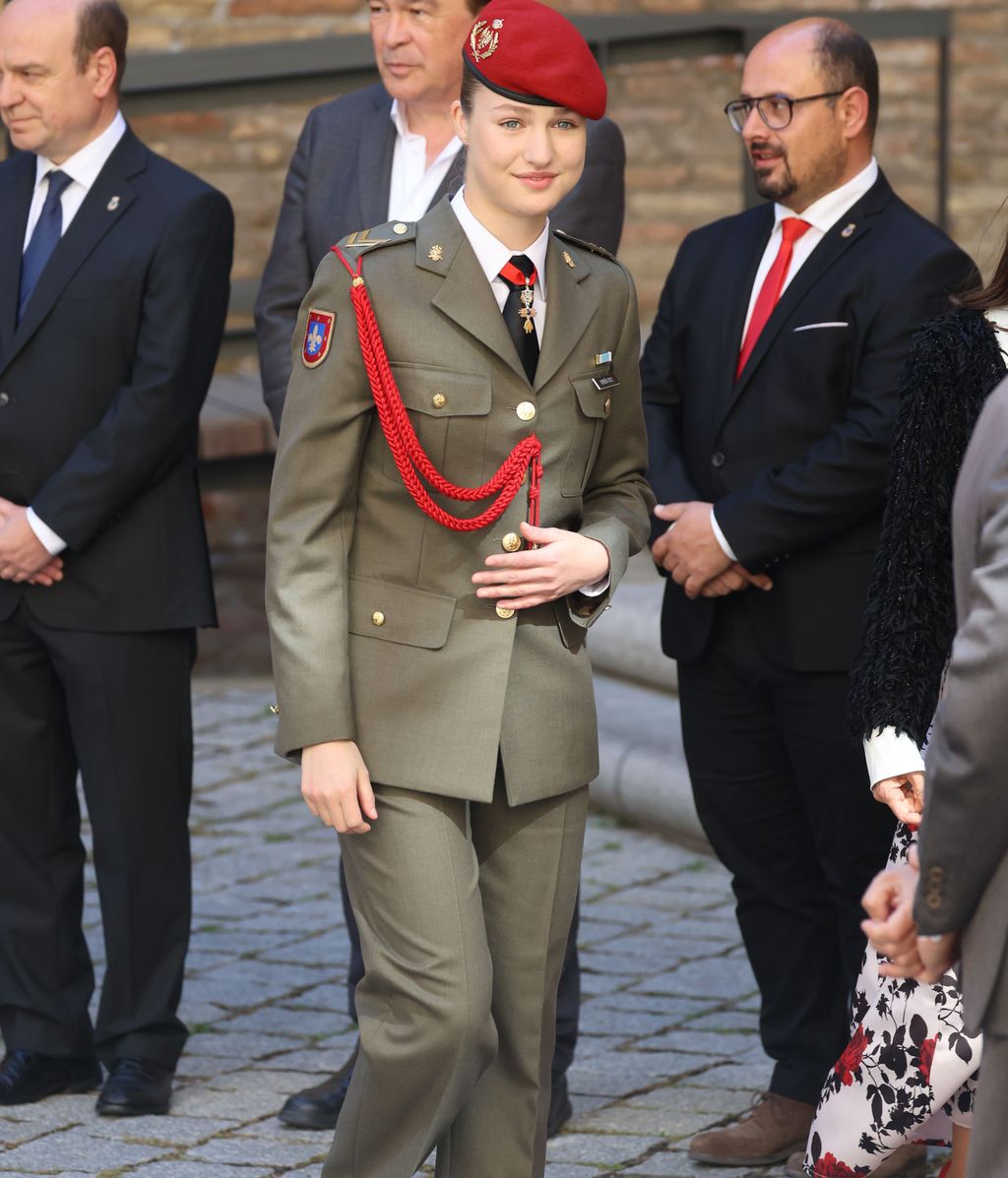 La princesa, con el traje militar de cadete