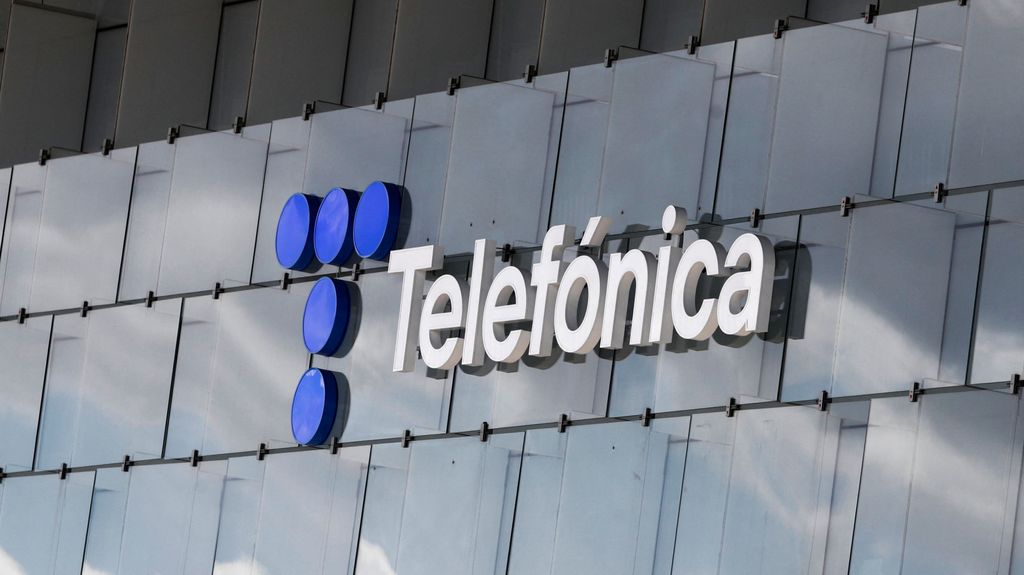 Logotipo de Telefónica en su sede central de Madrid