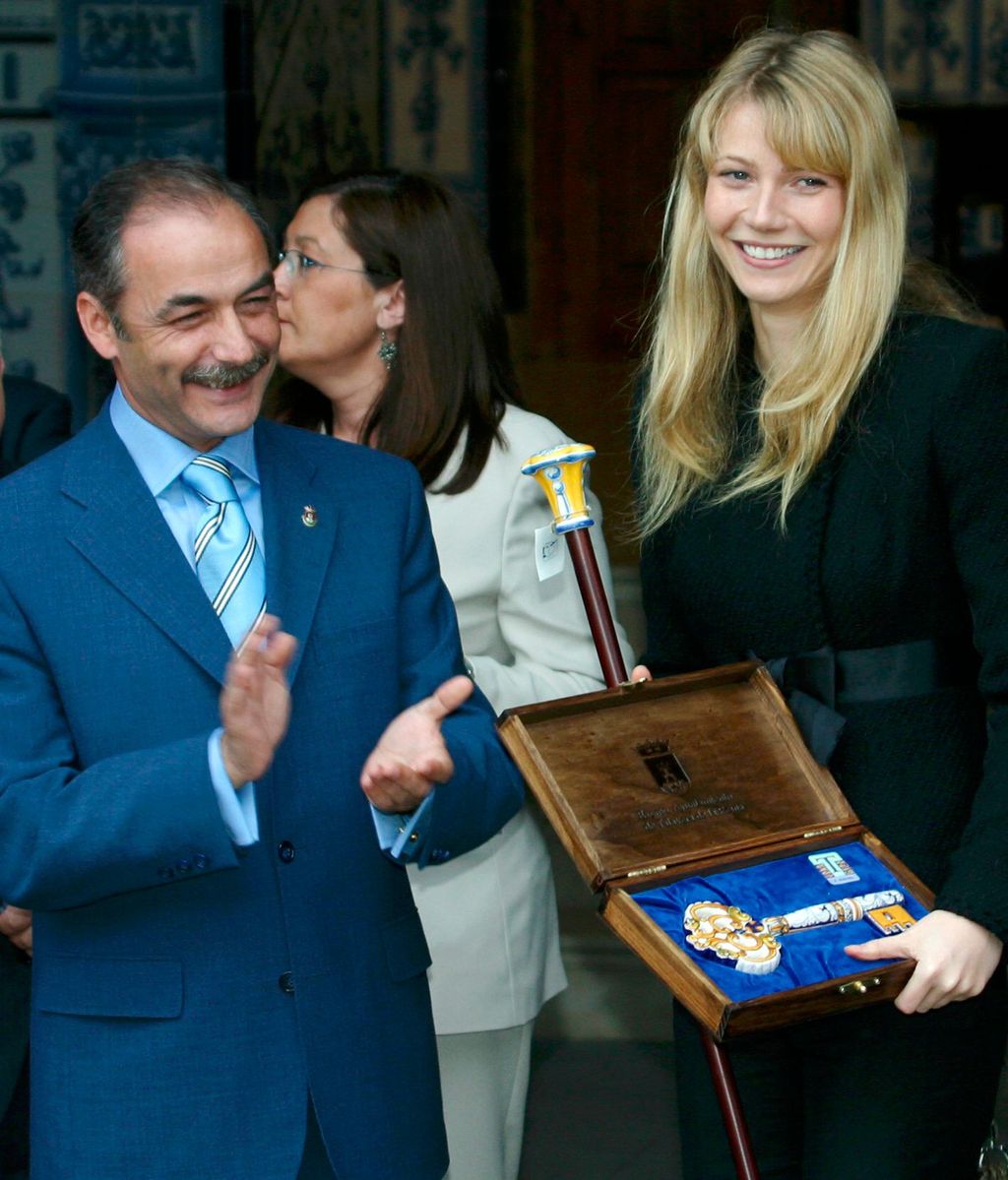 Paltrow siendo nombrada 'hija adoptiva' de Talavera de la Reina, en 2003.
