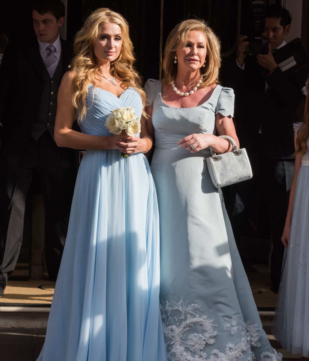 Paris Hilton y su madre en la boda de Nicky. FUENTE: Cordonpress