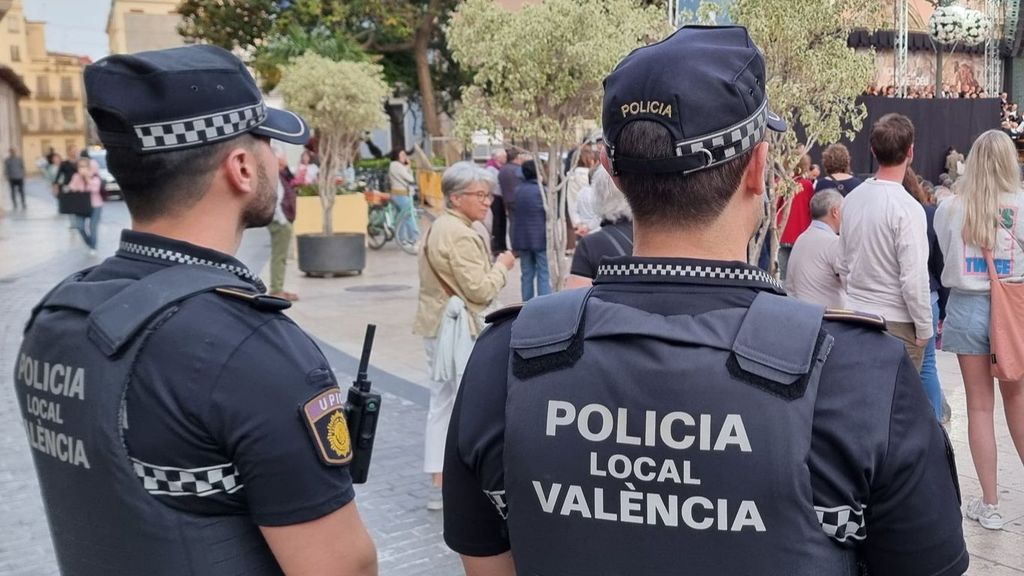 Policías locales de Valencia en la Plaza de la Vírgen