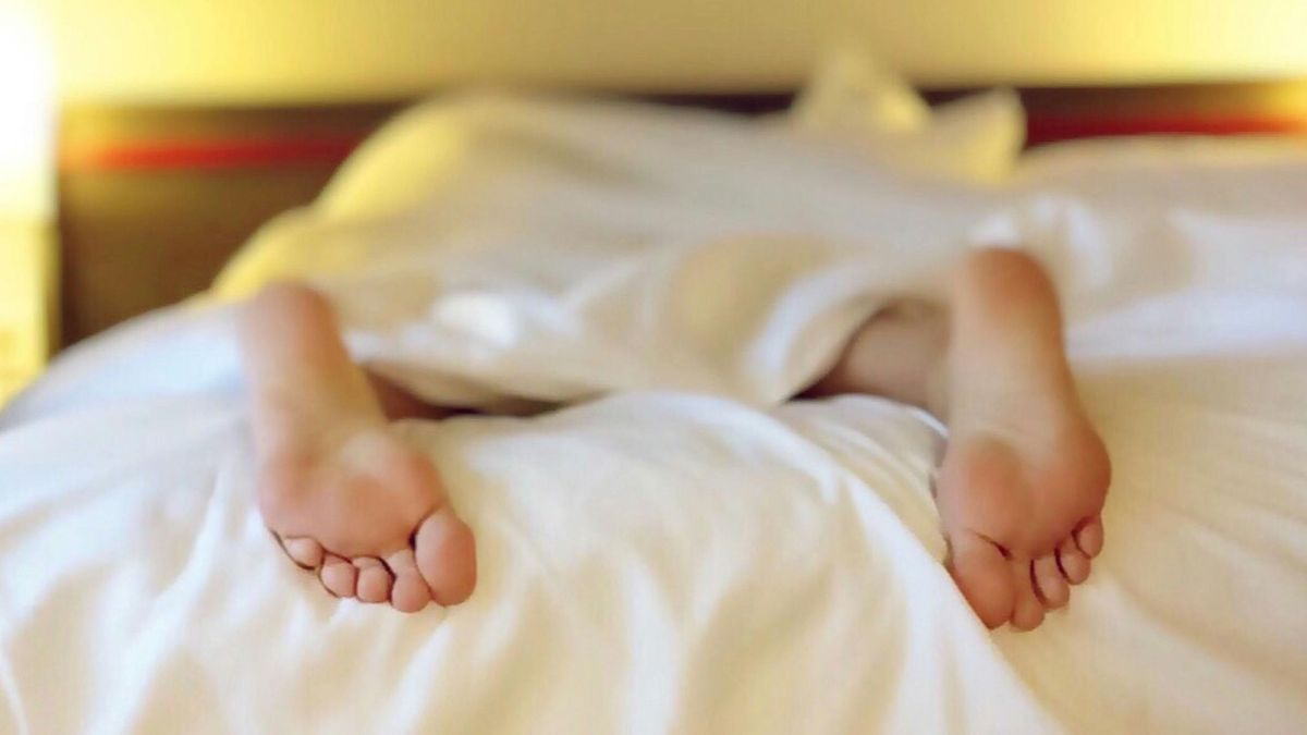 Sacar los pies de la cama es un gesto muy habitual
