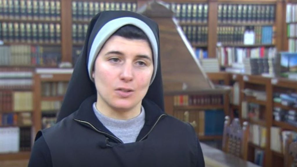 Sor Marta recluta a 500 interesadas en hacer prácticas de monja.
