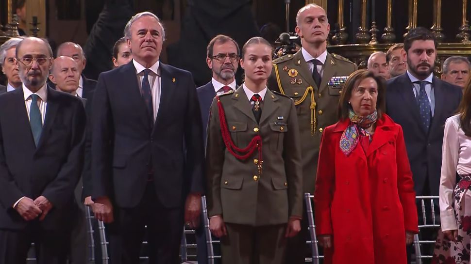 Todos en pie para escuchar el himno