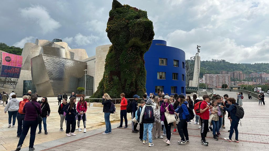 Turistas se fotografían en el exterior del Museo Guggemheim Bilbao junto a Puppy