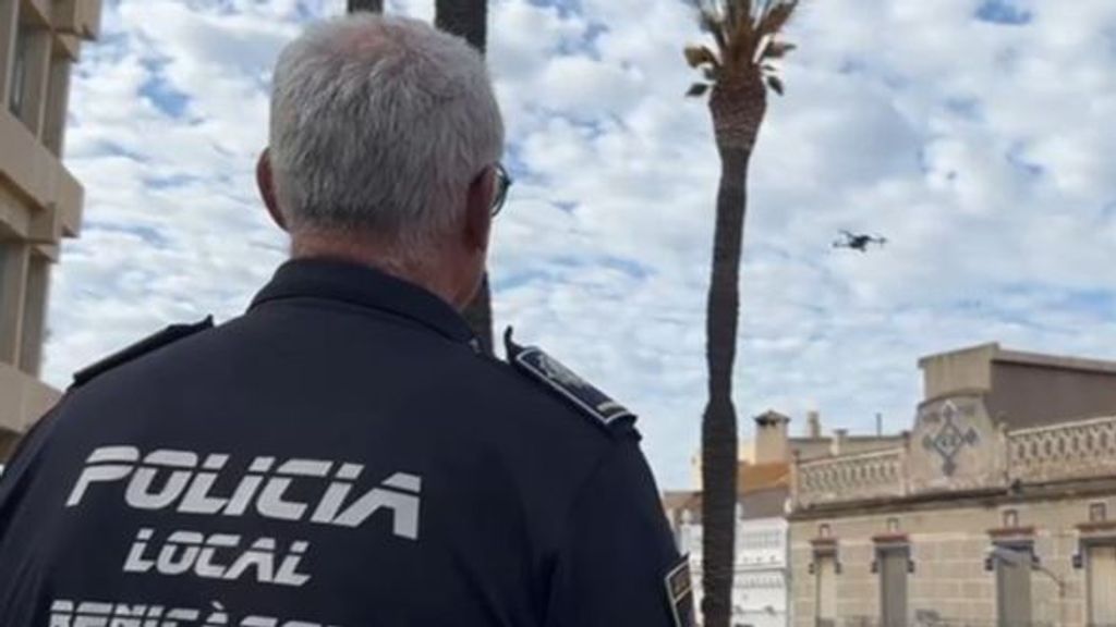 Un policía sobrevuela con un dron las calles de Benicàssim