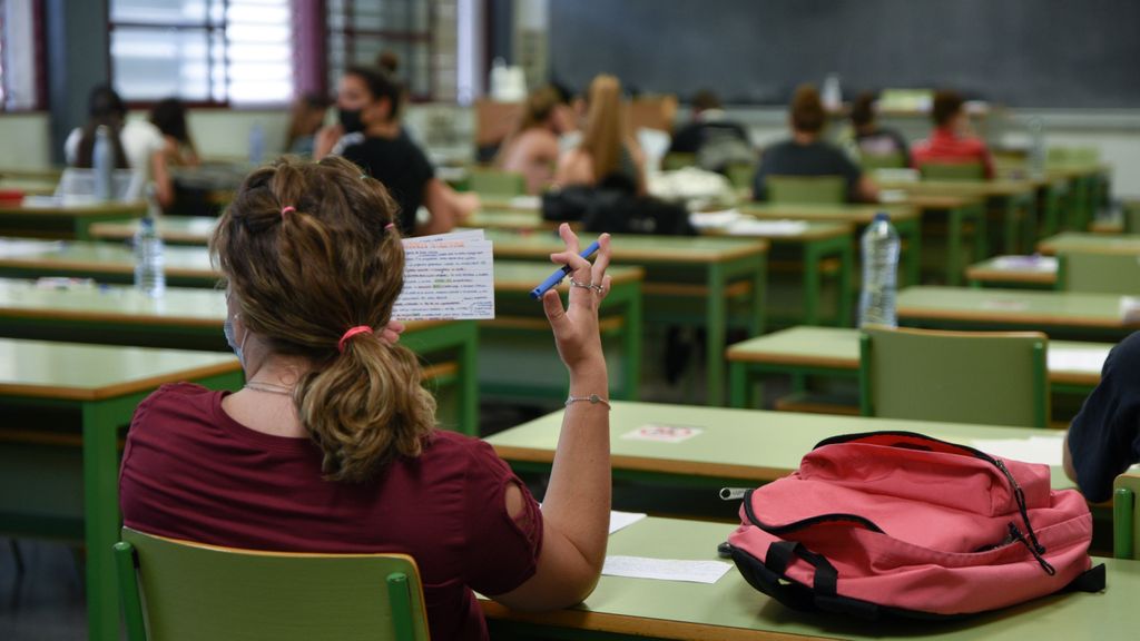 Una estudiante en uno de los exámenes de la selectividad