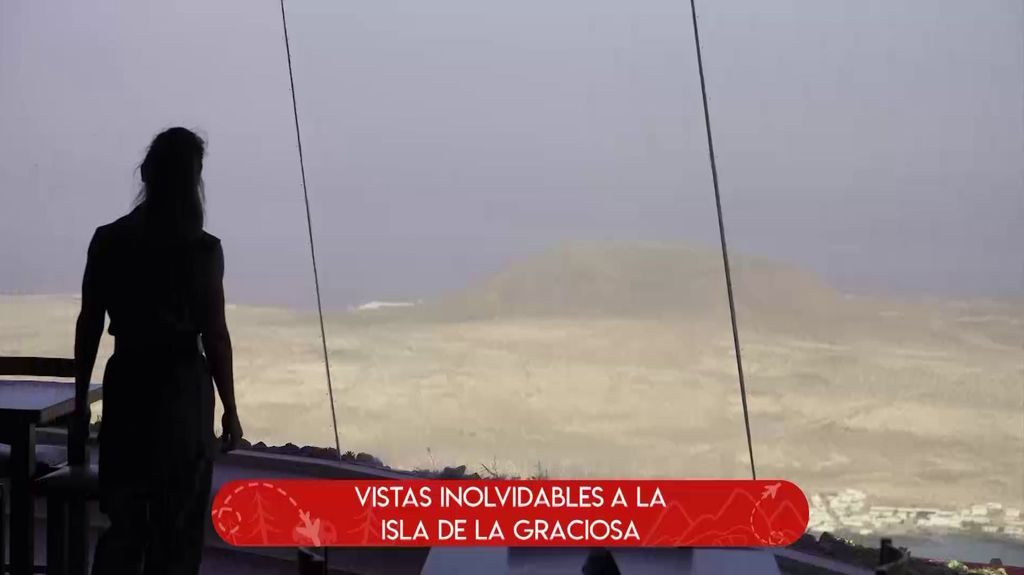 La periodista Ángeles Blanco contempla las vistas desde el Mirador del Río en Lanzarote